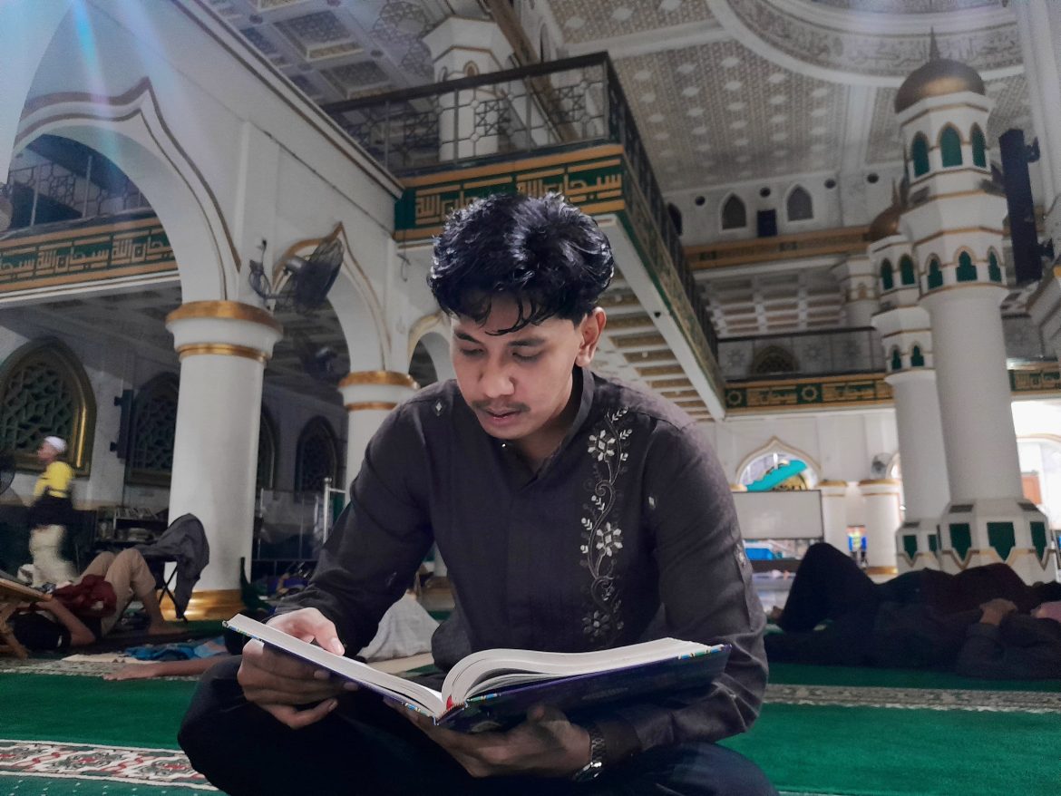 Bukan Cuma Orang Tua, Anak Muda Pekanbaru Ramai-Ramai Itikaf 24 Jam di Masjid Raya Senapelan
