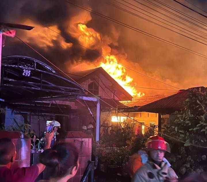 Jelang Lebaran, Delapan Kios dan Rumah di Jalan Adi Sucipto Ludes Terbakar