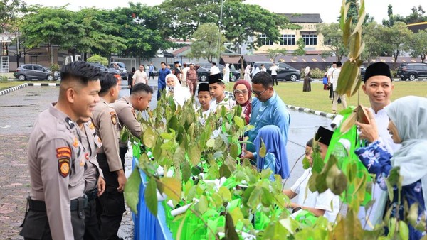 Polda Riau Bagikan ‘THR’ 1.000 Bibit Pohon di Hari Lebaran, Sedekah Hijau untuk Bumi Lancang Kuning