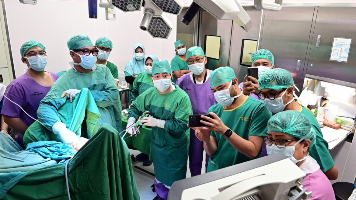 Langka di Dunia, RSUD Arifin Achmad Berhasil Tangani Kasus Pasien Menstruasi Melalui Saluran Kemih