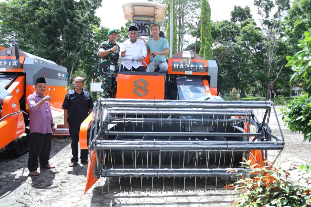 Modernisasi Pertanian Siak, Petani Bungaraya Terima Bantuan Mesin Panen Canggih Senilai Rp1 Miliar